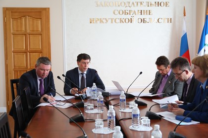 Комиссия по Регламенту рекомендовала наградить Почетными грамотами ЗС ряд кандидатур