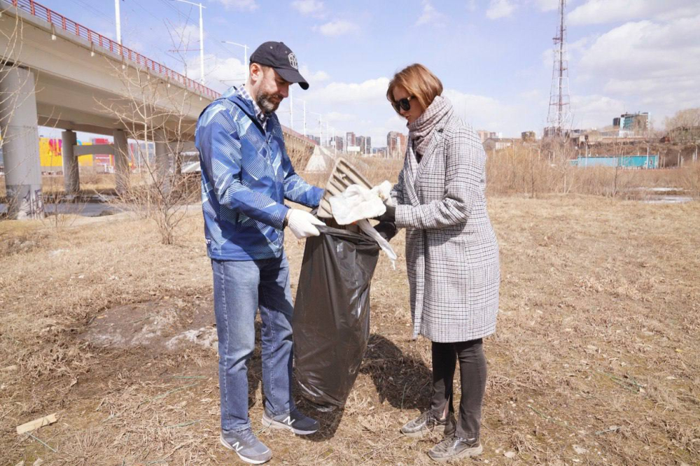 Депутаты ЗакСобрания приняли участие в общегородском субботнике областного центра