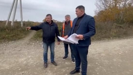 Строительство и ремонт социальных объектов и дорог в Шелеховском и Слюдянском районах проверил депутат ЗС Федор Саломатов