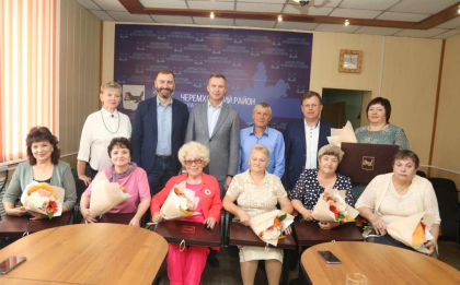 Александр Ведерников вручил Почетные грамоты ЗакСобрания жителям Черемховского района