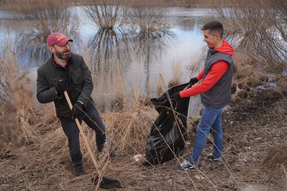 Областные парламентарии приняли участие в общегородском субботнике
