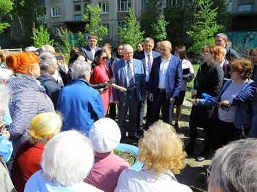 Сергей Сокол встретился с жителями Ангарска, в чьих домах много месяцев не работают лифты