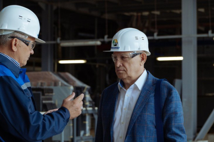 Александр Ведерников поздравил Виктора Круглова с присвоением государственной награды ордена Почета