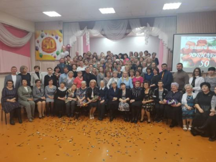 Олег Попов вручил педагогам школы № 37 Братска благодарственные письма Заксобрания региона в честь 50-летия учебного заведения