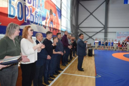 Первенство Сибири по вольной борьбе среди девушек до 16 лет посетил в Тулуне Кузьма Алдаров