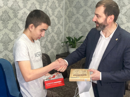 Александр Ведерников исполнил новогоднюю мечту школьника из Черемховского района