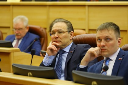 Заксобрание поддержало законопроект об увеличении выплат приемным родителям