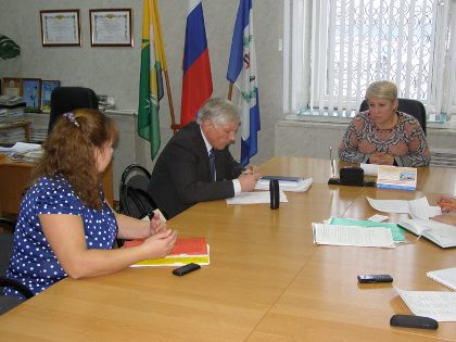 Четырём семьям-погорельцам в посёлке Ния выделяет деньги Марина Седых 