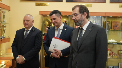 Посвященную судьям-фронтовикам выставку посетили спикер ЗС Александр Ведерников и сенатор Вадим Деньгин