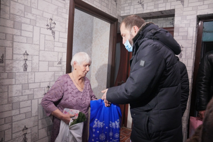 Спикер ЗС Александр Ведерников поздравил с Новым годом блокадницу из Черемховского района