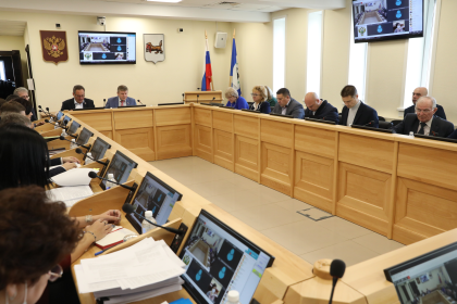 Реализацию мероприятий по созданию новых мест в школах и детских садах обсудили на заседании комиссии по контрольной деятельности