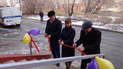 Отремонтировать крыльцо больницы в Усолье-Сибирском помогли Илья и Павел Сумароковы 