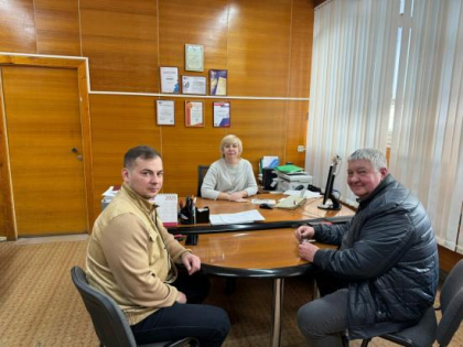 Депутат ЗС Эдуард Демин встретился с руководством братского подразделения Почты России, чтобы обсудить обращения жителей Падуна