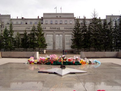 Церемония возложения цветов к «Вечному огню» прошла в рамках Дней Санкт-Петербурга в Иркутской области