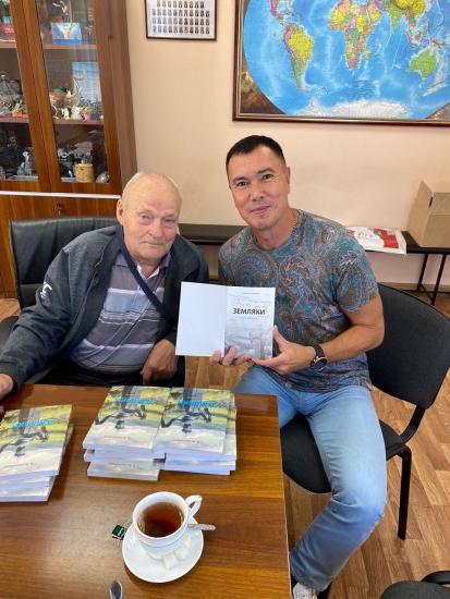 Поэтический сборник «Земляки» вышел при поддержке депутата ЗакСобрания Евгения Сарсенбаева