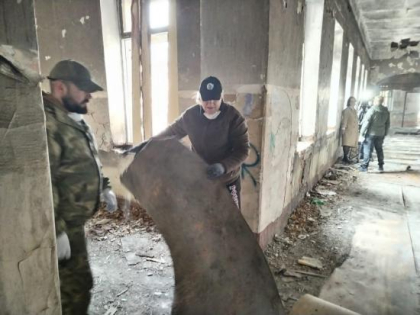 Лариса Егорова и общественники из «Штаба Z» организовали субботник на территории Князе-Владимирского храма в Иркутске