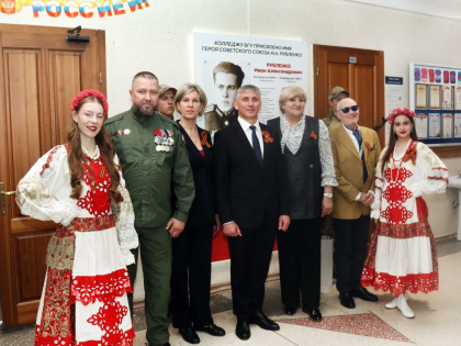 Открытие памятной стелы Герою Советского Союза Ивану Рубленко в здании колледжа БГУ поддержала депутат ЗС Лариса Егорова