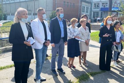 Александр Ведерников поздравил с Днем знаний учеников и педагогов школы №1 в Черемхово