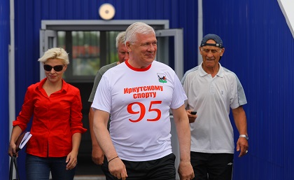 Сергей Брилка поздравил победителей юношеского турнира по футболу и сыграл за команду ветеранов спорта в Усолье-Сибирском