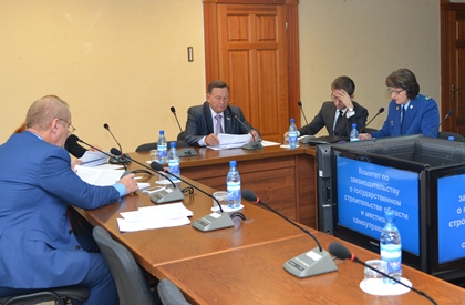 На заседании комитета по госстроительству Заксобрания 