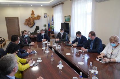 Изменение закона о заготовке гражданами древесины обсудили на встрече Александра Ведерникова и Игоря Кобзева с представителями фракций ЗС