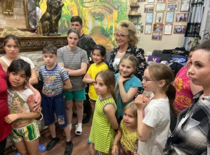 Вопросы поддержки многодетных семей обсудила Галина Кудрявцева на встрече с семьей Разваляевых, где воспитывается 24 ребенка