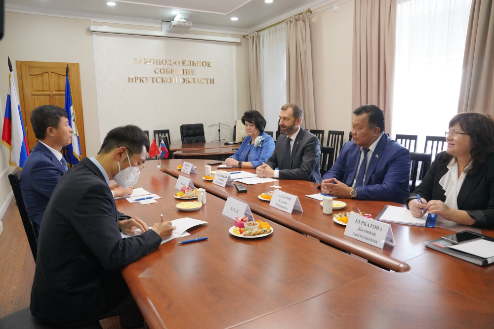 Необходимость возврата к сложившимся до пандемии социально-экономическим отношениям обсудили депутаты ЗС с Генконсулом КНР в Иркутске 
