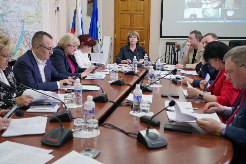 Комиссия по Регламенту согласовала 37 кандидатур для награждения Почетными грамотами ЗакСобрания