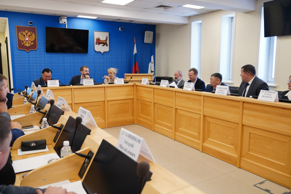 Александр Ведерников обсудил повестку сессии ЗС с председателями парламентских комитетов и комиссий
