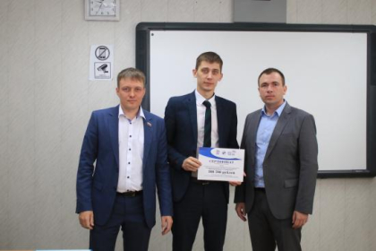 Виталий Перетолчин и Артём Лобков вручили сертификаты на оборудование и учебники образовательным организациям Усть-Илимска и района