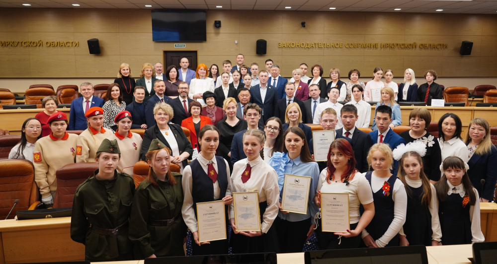 Победителей и лауреатов конкурса проектов по патриотическому воспитанию наградили депутаты ЗС