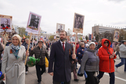 Депутаты ЗакСобрания прошли в колонне «Бессмертного полка»