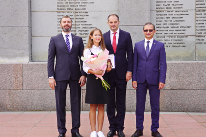 В Иркутске развернули 80-метровый российский триколор 