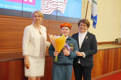 Наталья Дикусарова вручила паспорта школьникам в День России