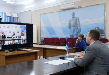 Виталий Перетолчин поздравил победителей X областного конкурса детского рисунка «Они сражались за Родину…»