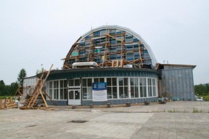Ход капитального ремонта спорткомплекса «Олимпиец» в Усть-Илимске проверил депутат ЗакСобрания Артём Лобков