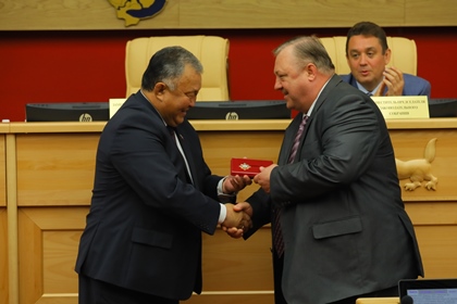 На июньской сессии вручены первые нагрудные знаки для награжденных Почетной грамотой Заксобрания