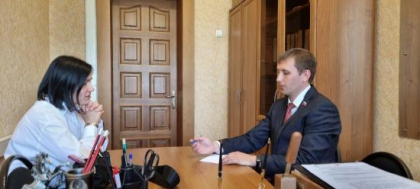Изменение порядка предоставления субсидий по созданию приютов для животных обсудил депутат ЗС Дмитрий Тютрин с зоозащитницей