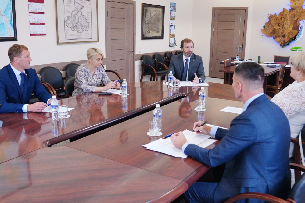 Спикер Александр Ведерников провел встречу с руководителями парламентских фракций