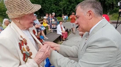 Депутат Андрей Маслов вручил памятную медаль «Дети войны» иркутянке Валентине Троицкой