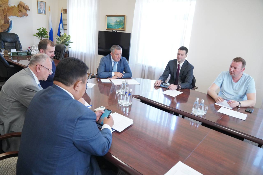 Александр Ведерников и Игорь Кобзев обсудили повестку предстоящей сессии с руководителями политических фракций в ЗакСобрании