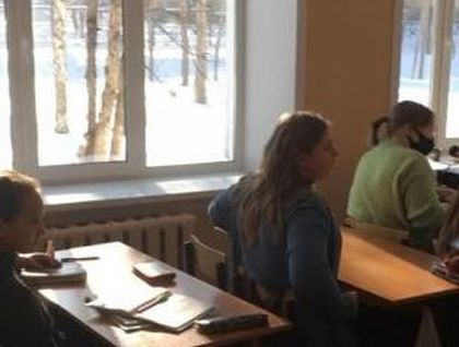 Евгений Бакуров помог заменить окна и часть мебели в классе одной из старейших школ Братска