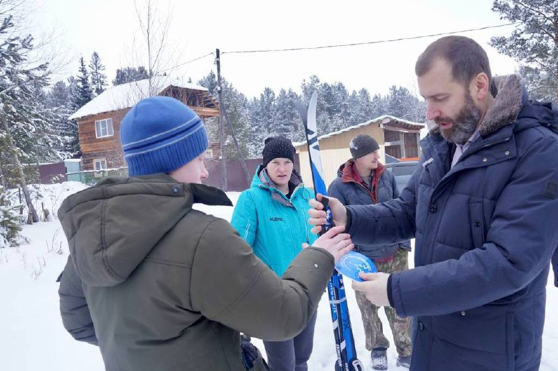 Александр Ведерников вручил подарки участнику акции «Елка желаний»