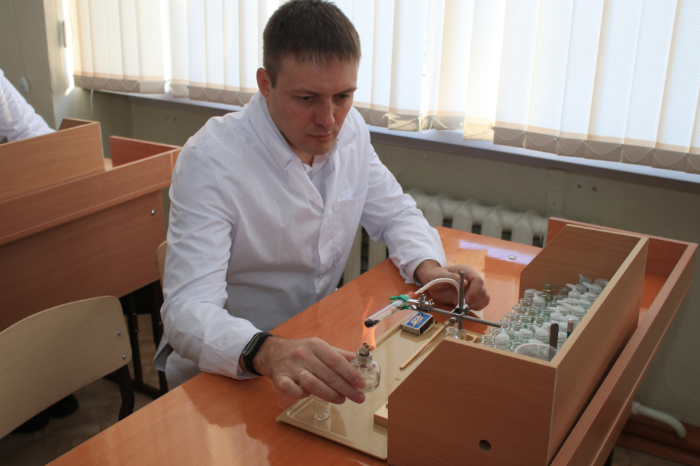 Артём Лобков: В гимназии № 1 Усть-Илимска заработала лаборатория химии, обновлённая по проекту «Качество образования»