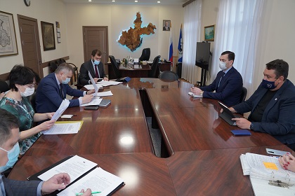 Законопроект о размещении нестационарных торговых объектов обсудил спикер ЗС с бизнес-омбудсменом и руководителем УФАС