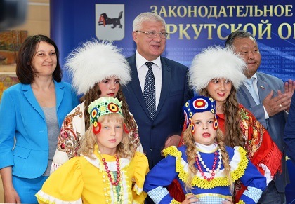 Тайшетская детская художественная школа представила свои работы депутатам Законодательного Собрания