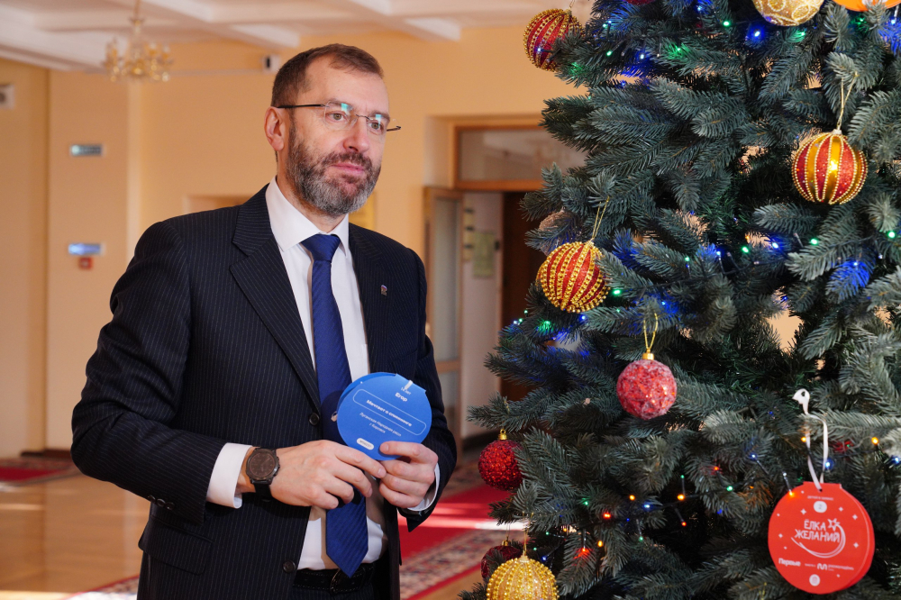 Александр Ведерников отправит подарок мальчику из Кировска в рамках акции «Елка желаний»