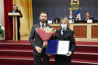 Александр Ведерников вручил благодарности председателя Законодательного Собрания сотрудникам ГУ МВД Приангарья
