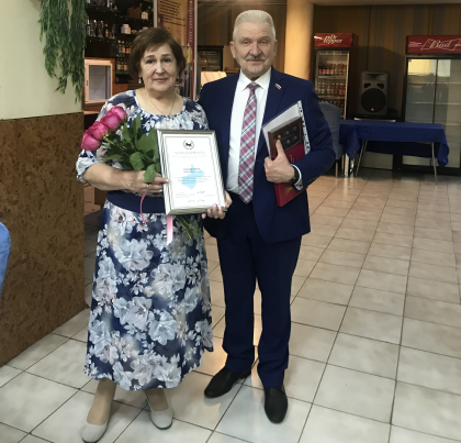 Георгий Любенков вручил Благодарность председателя ЗС братчанке Лидии Ознобихиной
