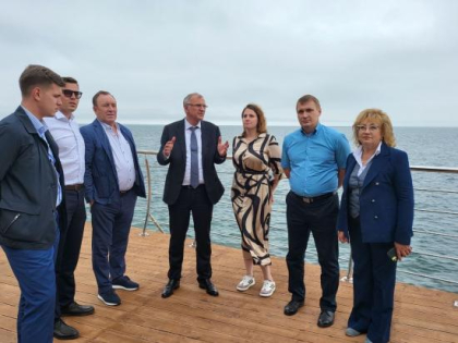 В поселке Листвянка продолжается ремонт улицы Горького, идущей вдоль озера Байкал